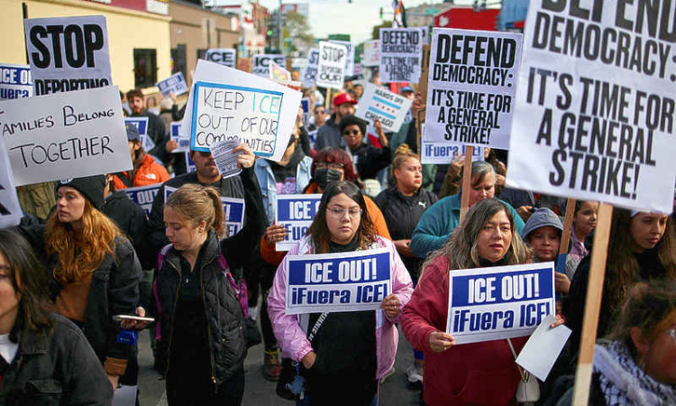 'We're not a violent city': Chicago locals take on ICE block-by-block